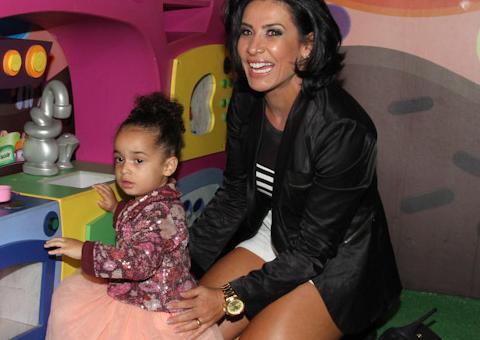  Com pernões de fora, Scheila Carvalho comemora aniversário da filha